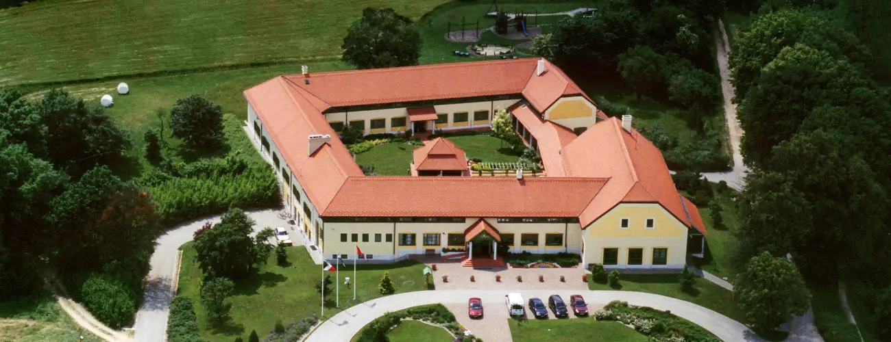 Hotel Szpalma Porva-Szpalmapuszta - Mjus 1.